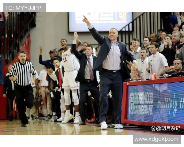 快船与对手发生激烈冲突,裁判出手制止,镇压混乱局势 快船与对手发生激烈冲突,裁判出手制止,镇压混乱局势