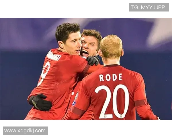 莱万多夫斯基梅开二度，拜仁慕尼黑轻松击败沙尔克