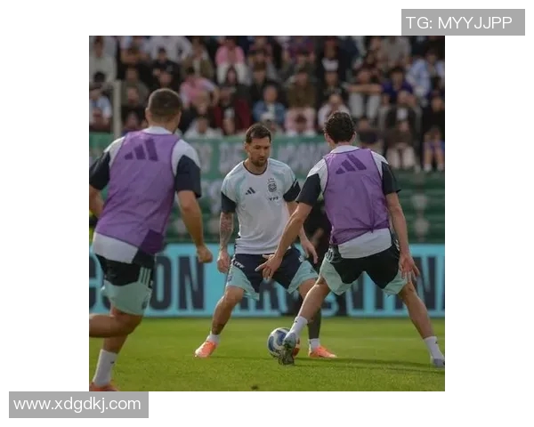 梅西戴墨镜参加训练,球迷遇到好机会 梅西戴墨镜参加训练,球迷遇到好机会